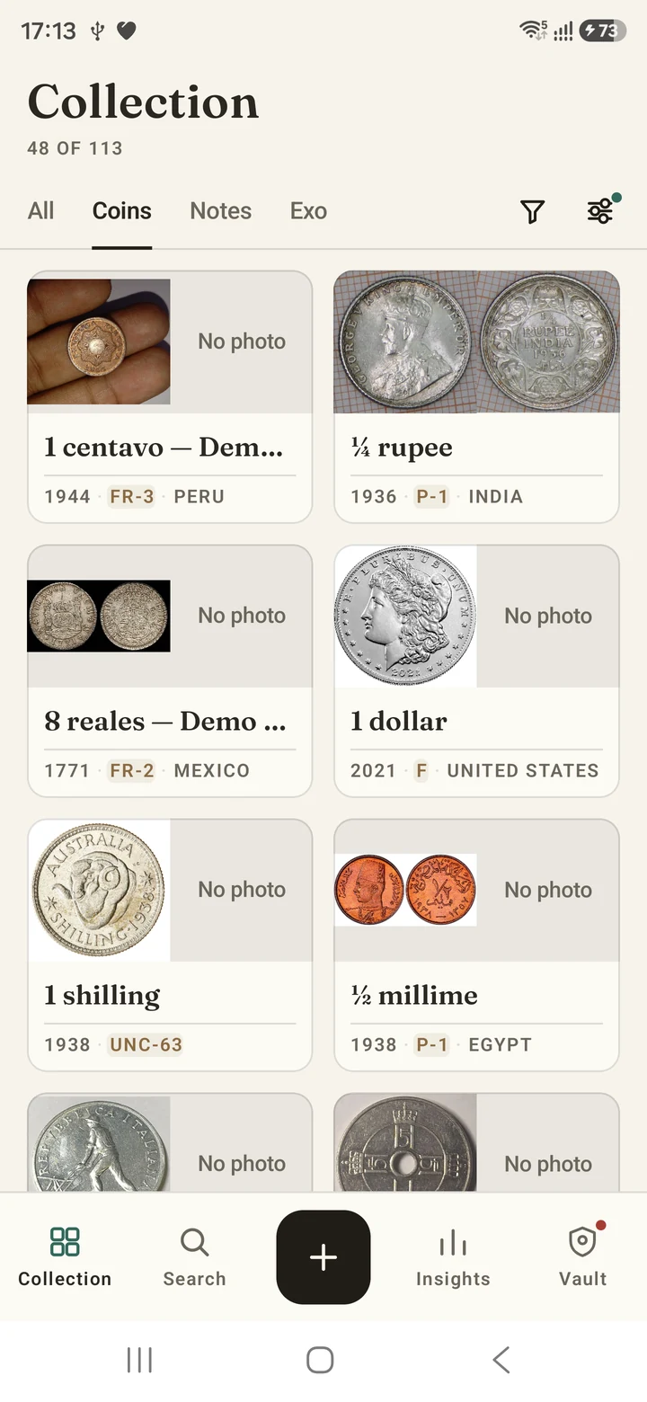 The coin collection in Exergue, with pieces from Peru, India, Mexico, the United States, Australia and Egypt